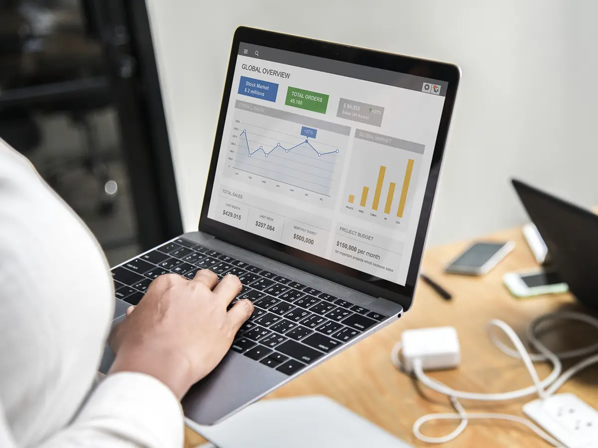 Desenvolvimento de sistemas em BH sistema web de gestão aberto no notebook Desenvolvimento de sistemas em BH: sistema web de gestão aberto no notebook