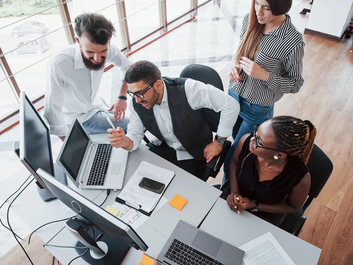Equipe usando sistema sob medida na rotina da empresa Equipe usando sistema sob medida na rotina da empresa